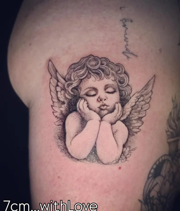 Piccolo angelo tatuato su un arto.