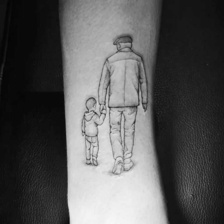 Tatuaggio a linea sottile di adulto e bambino visti di spalle.