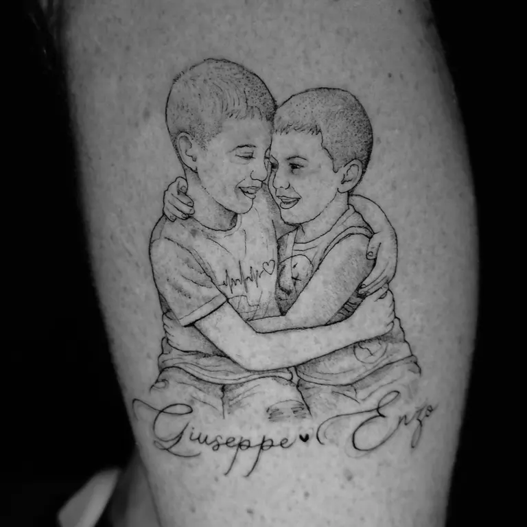 Disegno tatuato di due giovani figure abbracciate su un arto.