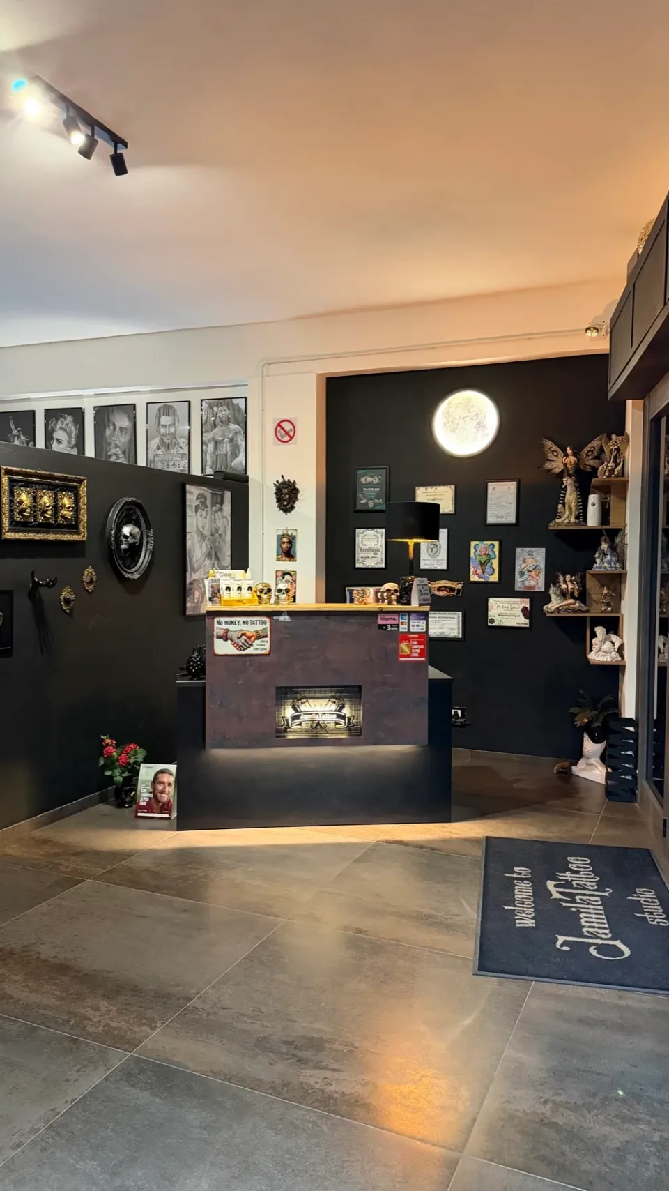 Ingresso e banco accoglienza di Jamila Tattoo Studio.