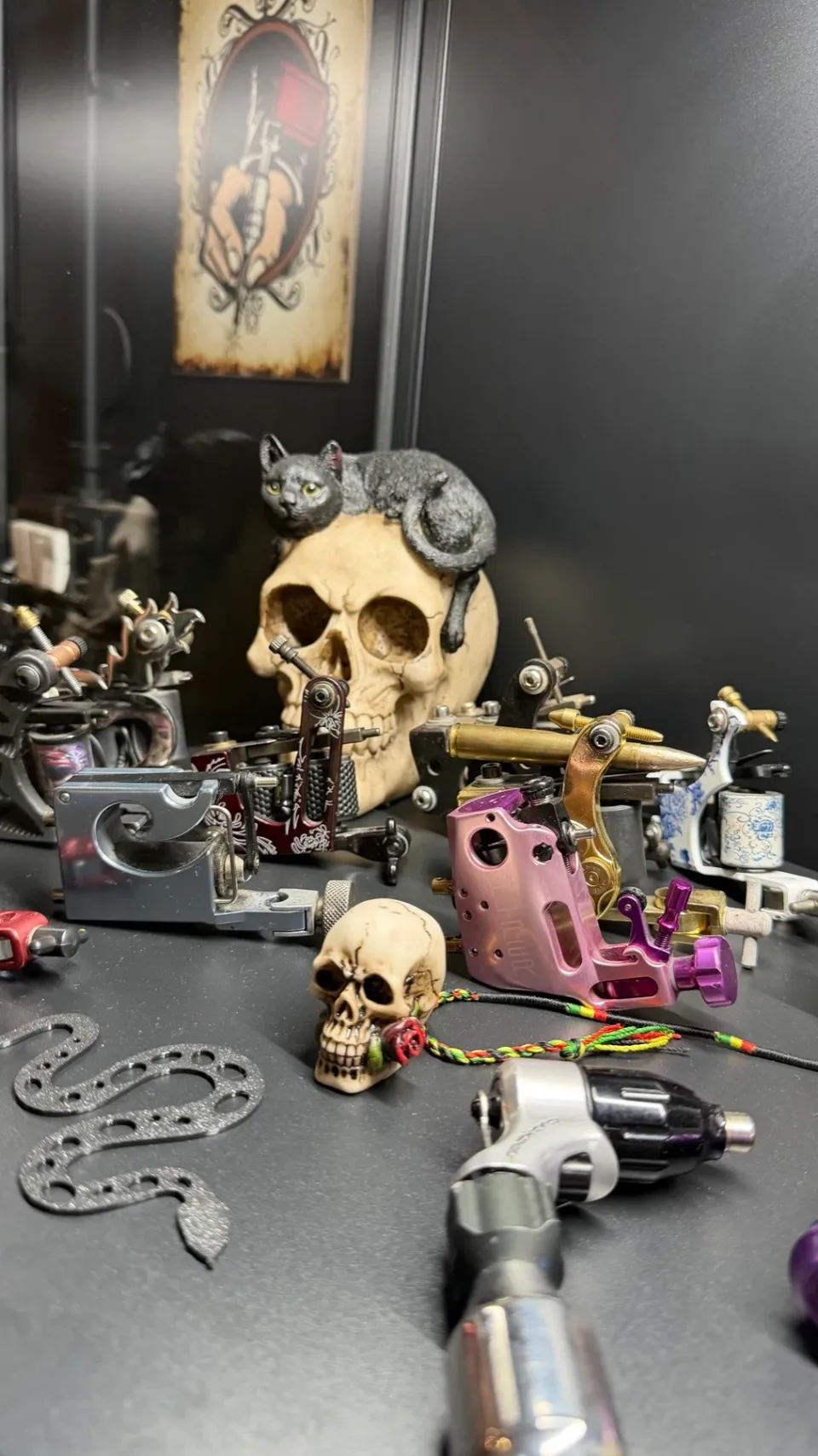 Collezione di macchinette e oggetti decorativi nello studio.