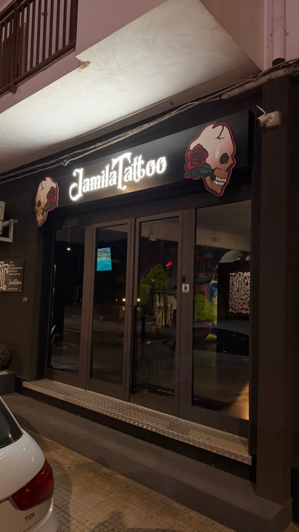Ingresso esterno di Jamila Tattoo con insegna illuminata.